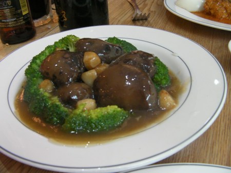 dish containing broccoli, mushrooms and garlic