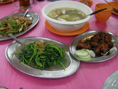four Cantonese dishes, soup, spinach, chicken, green beans