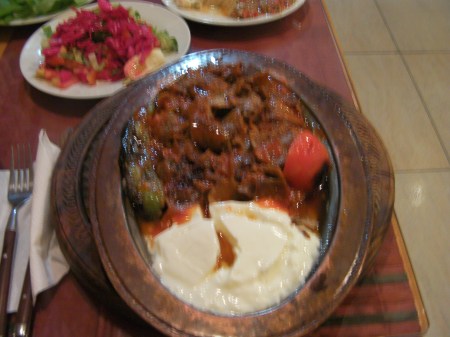 Iskender plate of meat, tomato sauce and yogurt
