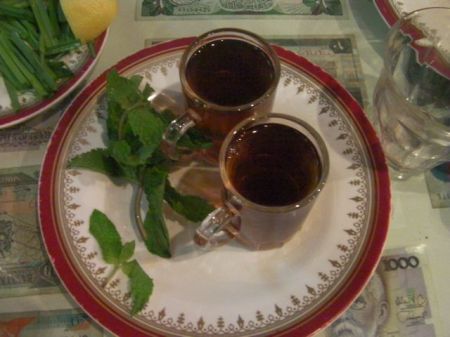 two cups of tea and fresh mint
