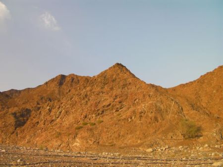 Bithnah Fort 8 red mountains in the late afternoon sun