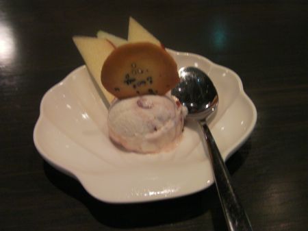 Dessert one scoop of red bean ice cream, a cookie and apple slices