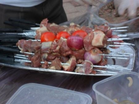 meat, tomatoes, onions on skewers