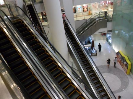 escalators going multiple directions
