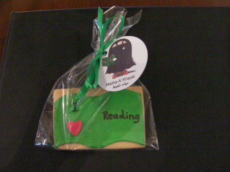 cookie that says I heart reading