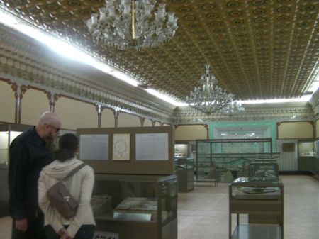 museum display case room
