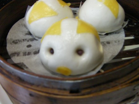 steamed buns made to look like pigs