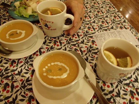 bowls of pumpkin soup and mugs of apple juice