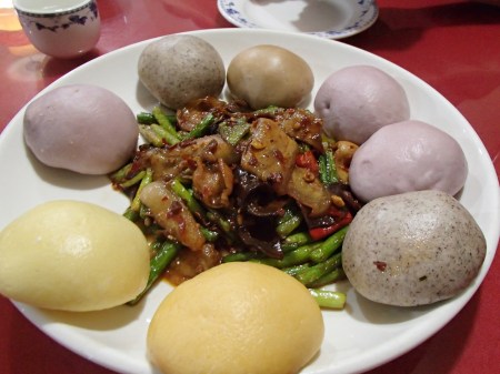 plate of buns and mixed meat and vegetables