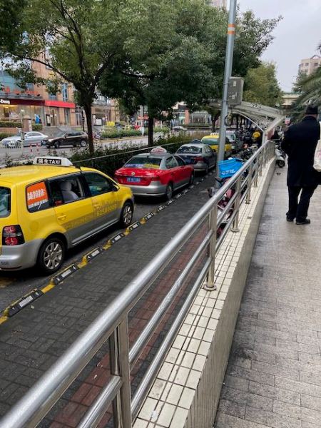 long line of taxi cabs