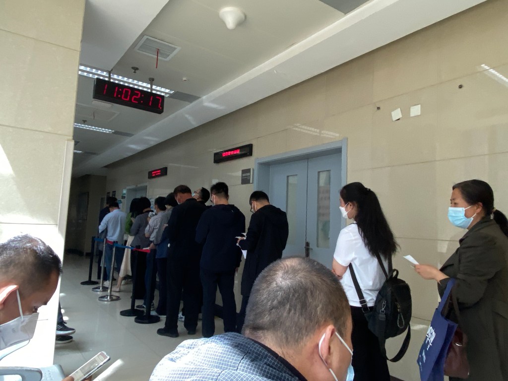 thirteen people waiting in line